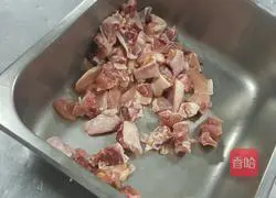 Illustration of how to make spicy chicken with dried pepper 2