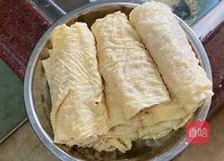 Illustration of how to make shrimp and fat beef bell rolls 3