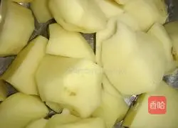 Illustration of how to make potato, beans and pumpkin soup 2