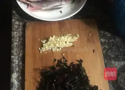 Illustration of how to make braised fish with perilla 1