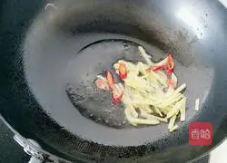 Illustration of how to stir-fry razor clams with ginger and green onion 7