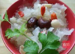 Illustration of how to make donkey-hide gelatin, tremella and lotus seed soup 4