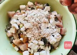 Illustration of how to make a bowl of steamed fish cubes 5