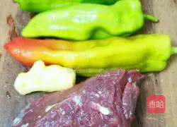 Illustration of how to make pickled pepper beef 1
