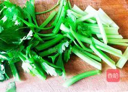 Illustration of how to make fried bacon with celery 2