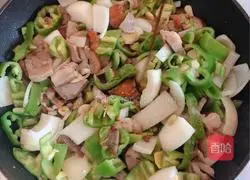 Illustration of how to make stir-fried elbow pork with pepper 7