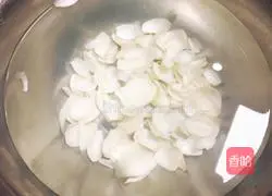 Illustration of how to stir-fry celery with lilies 2