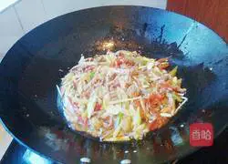 Illustration of how to make shredded beef with pickled pepper 8