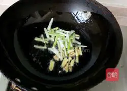 Illustration of how to stir-fry eggplant shreds 4