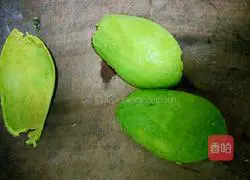 Illustration of how to make avocado and seafood salad 3