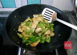 Illustration of how to make fried potato slices with green pepper 6