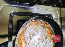 Illustration of how to make crucian carp vermicelli pot 8