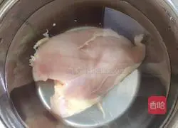 Illustration of how to make cold noodles with green onion and shredded chicken 1