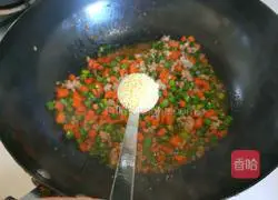 Illustration of how to stir-fry minced meat with carrots, garlic and moss on the 15th day of the first lunar month 10
