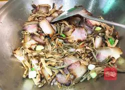 Illustration of how to make steamed bacon with dried beans 9