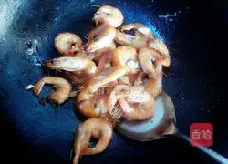 Illustration of how to fry prawns in oil 3