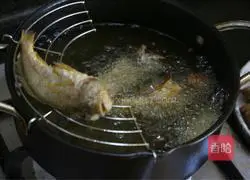Hunan style small yellow croaker recipe 4