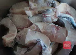 Illustration of how to make braised herring with wine 1