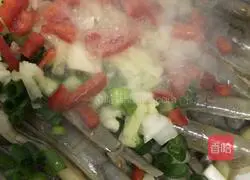 Illustration of how to make bamboo clams with green onion oil 9