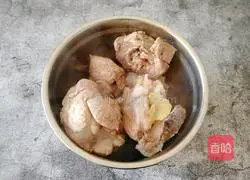 Illustration of how to make Northeastern soybean paste bones 5