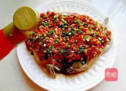 Illustration of how to make fish head with chopped pepper 13