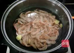 Illustration of how to eat two small river shrimps 2