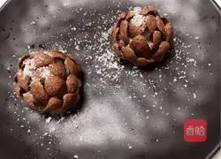 Illustration of how to make Christmas pine cone mashed potatoes 4