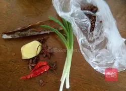 Illustration of how to make salted duck wings 5