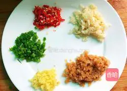 Illustration of how to steam nine-bellied fish with vermicelli 3