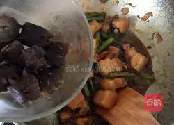 Illustration of how to make sea cucumber braised pork 9