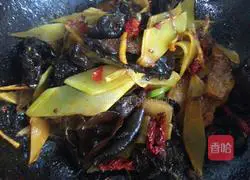 Illustration of how to make twice-cooked pork with lettuce 11