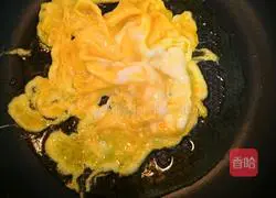 Illustration of how to make fried eggs with garlic 3