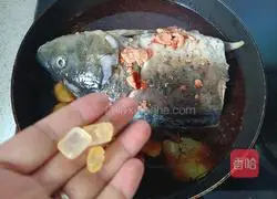 Illustration of how to cook fish stewed with fermented bean curd 9