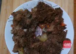 Illustration of how to steam pork ribs with rice noodles 8