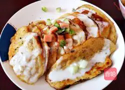 Illustration of how to make banana egg pancake 8