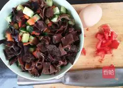 Illustration of how to make carrots, cucumbers, fungus and scrambled eggs 1