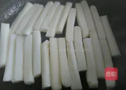 Illustration of how to make fried rice cakes with tomato sauce 4