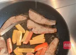 Illustration of how to make pan-fried black pepper salmon/macaroni salad 8