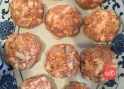 Illustration of how to make lion head with steamed crab meat in chicken soup 4