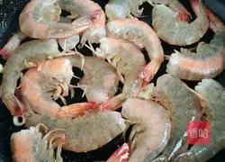 Illustration of how to make fried shrimps with Hangzhou pepper 5