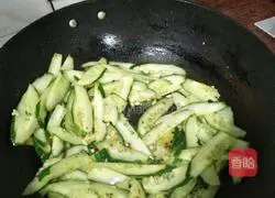Illustration of how to make stir-fried beef with cucumber 8