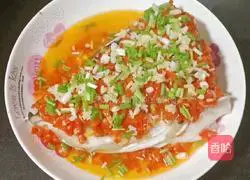 Illustration of how to steam fish head with chopped pepper 13