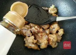 Illustration of how to make braised pork knuckles with red lotus root 5