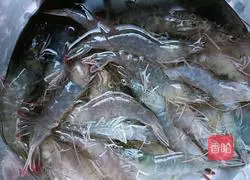 Illustration of how to make almond shrimp balls 1