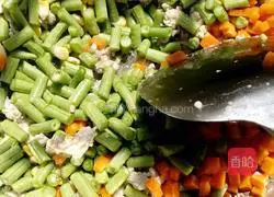 Illustration of how to stir-fry three diced minced meat 3