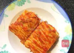 Illustration of how to make egg pancakes with cucumber, meat floss and tomato sauce 18