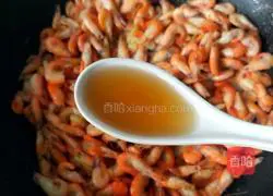 Illustration of how to stir-fry river shrimps with chives and moss 7