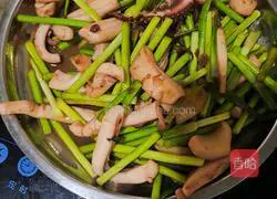 Illustration of how to make fried squid and garlic sprouts 6