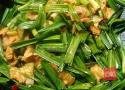 Illustration of how to make twice-cooked pork with garlic sprouts 12