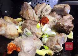 Illustration of how to cook pork ribs with vermicelli and stewed mushrooms 6